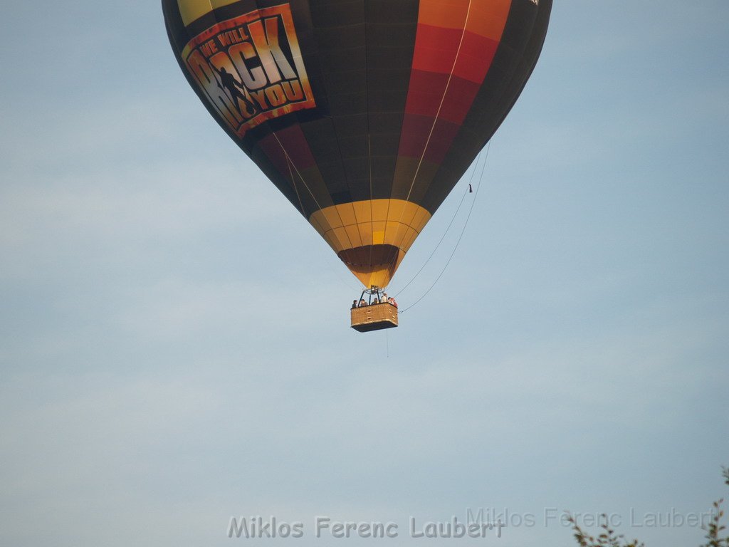 Heissluftballon im vorbei fahren  P28.JPG